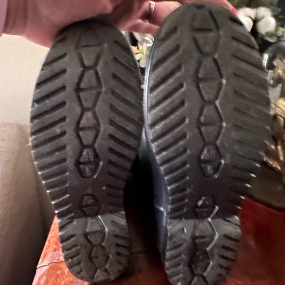 RARE!!!! BURBERRY Button Boots - Picture 4 of 6